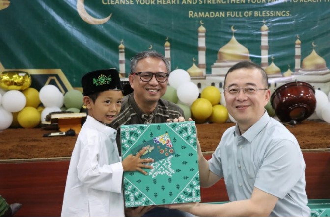 PT DSSP Power Sumsel Buka Puasa dan Santuni Anak Panti
